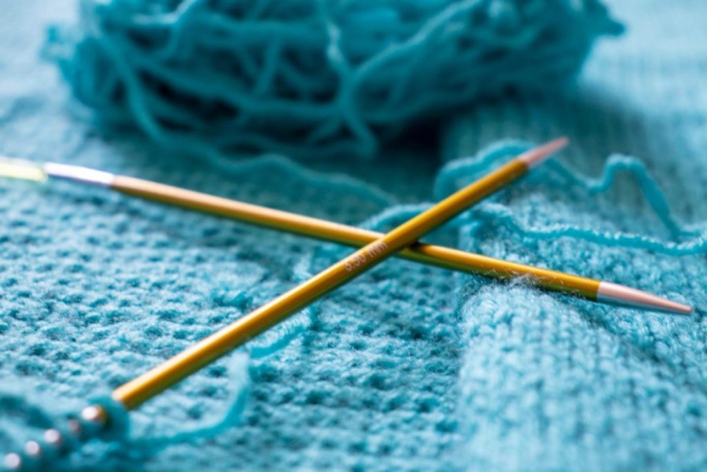 strikkepinde med blåt garn